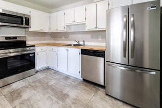 Building Photo - 4007 N Cypress Dr