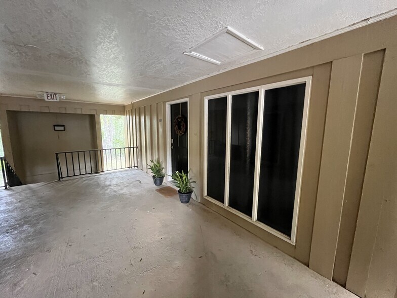 Upstairs Breezway - 507 NW 39th Rd