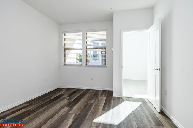 Building Photo - Newly Built Condo | Open Floor Plan | E.V. Outlet