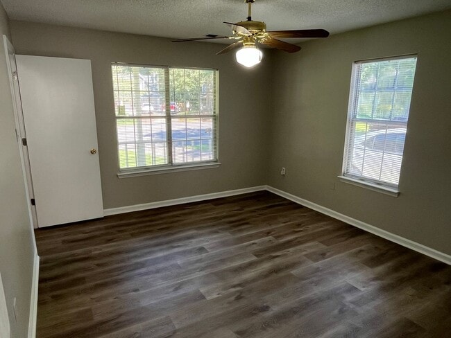 Building Photo - Updated 3 Bed + Loft with Large Garage in ...