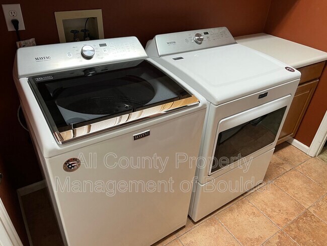 Building Photo - 1445 S Larkspur Ct