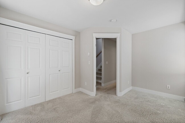 Building Photo - Stylish 3 bedroom townhome in Madison Valley!