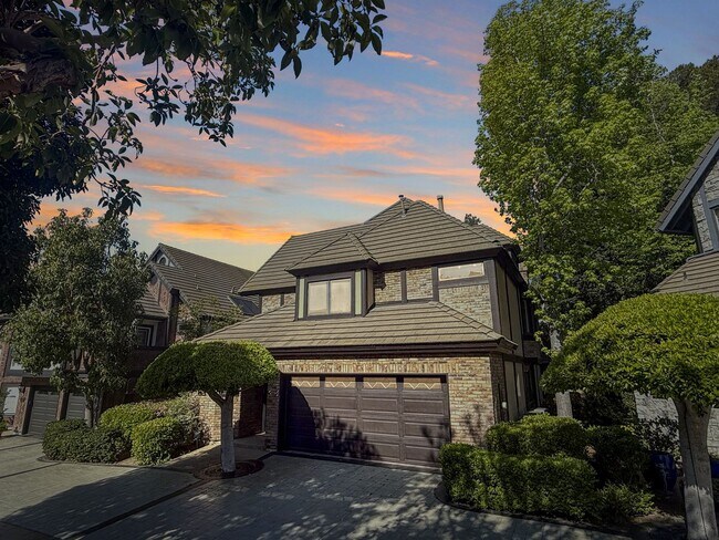 Building Photo - Stunning 4B/3BA House in Gated Community in Carlsbad!