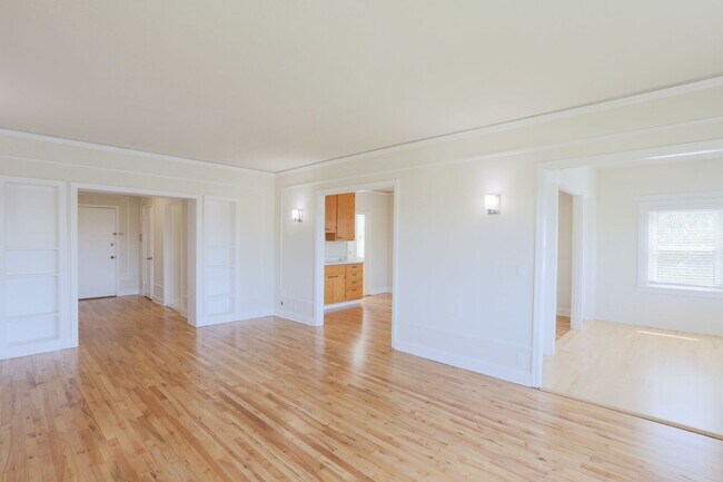 Building Photo - OPEN HOUSE: Sunday (1/11) 12:45pm-1:15pm. Top Floor 2BR/2BA apartment with sweeping views of Lake...