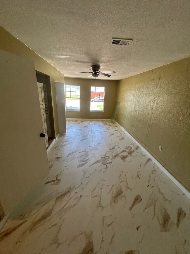 Building Photo - Discover the home and live like royalty!