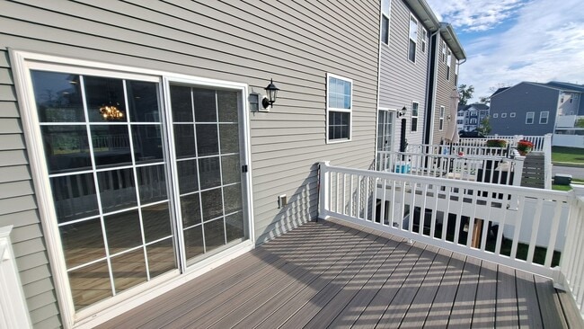 Building Photo - 3 Bed / 2-1/2 Bath Single Family Townhome w/1-Car Garage