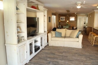 Building Photo - 4457 Floramar Terrace