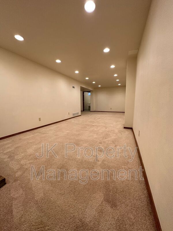Building Photo - 319 Beth Dr