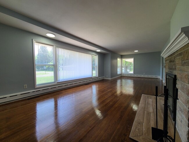 Building Photo - Spacious 4-Bed, 2-Bath Updated Home in Ben...