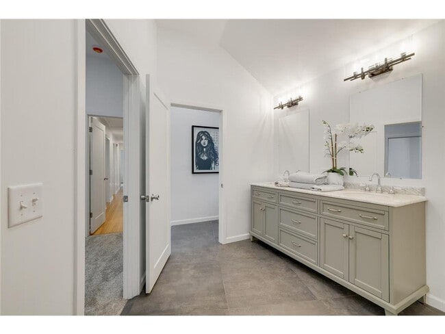 Building Photo - 5111 Colonial Dr