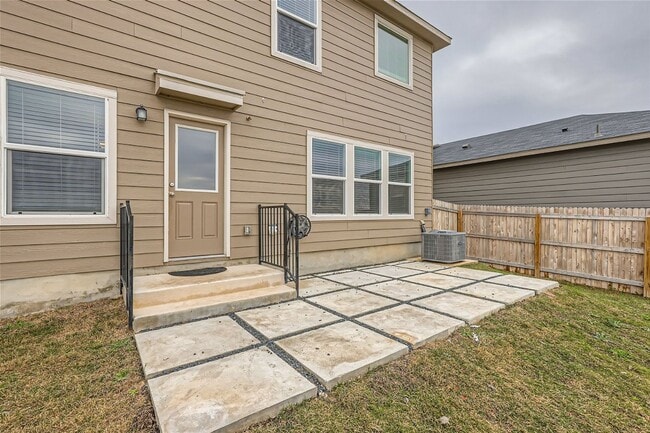 Building Photo - 4 Bedroom 2.5 Bathrooms! Loft and Office! ...