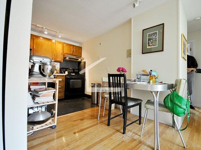 Building Photo - 6/1 Spacious 2BR condo on Brighton/Brookline line