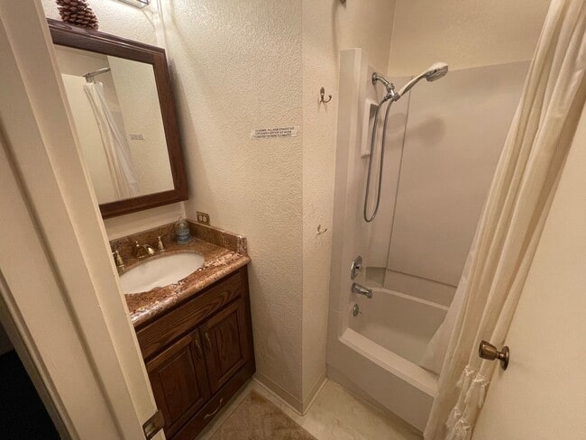 Building Photo - Beautiful townhome available now!