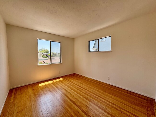 Building Photo - Natural Light Flooded 2 Bedroom Apartment ...