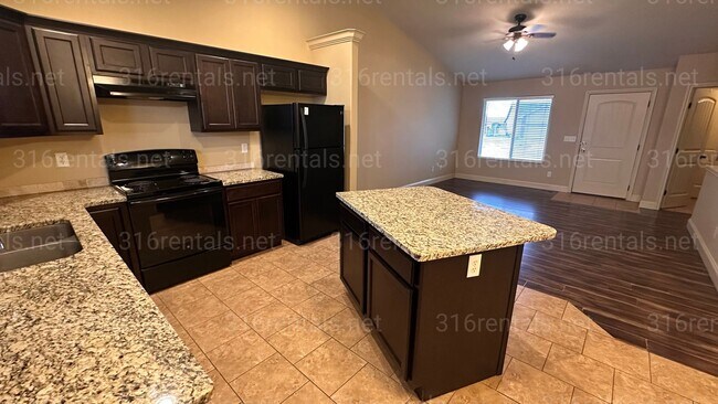 Building Photo - $1,850 - 4 bedroom / 3 bathrooms - Beautiful and Large Home!