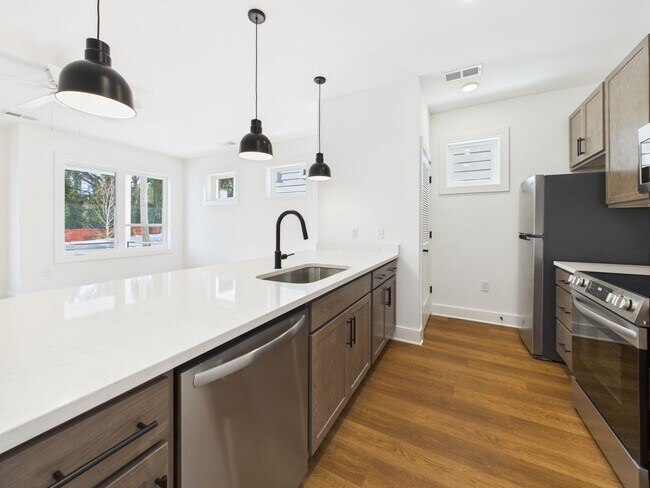 Building Photo - 907 Bainbridge St