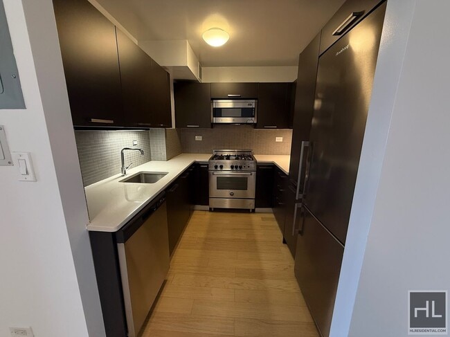 Building Photo - 222 E 39th St