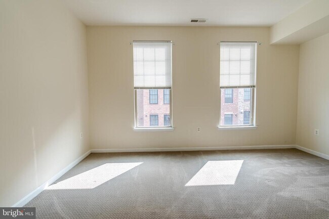 Building Photo - 530 Canton Ct