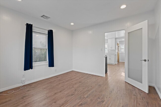 Building Photo - 336 W Hillcrest Blvd