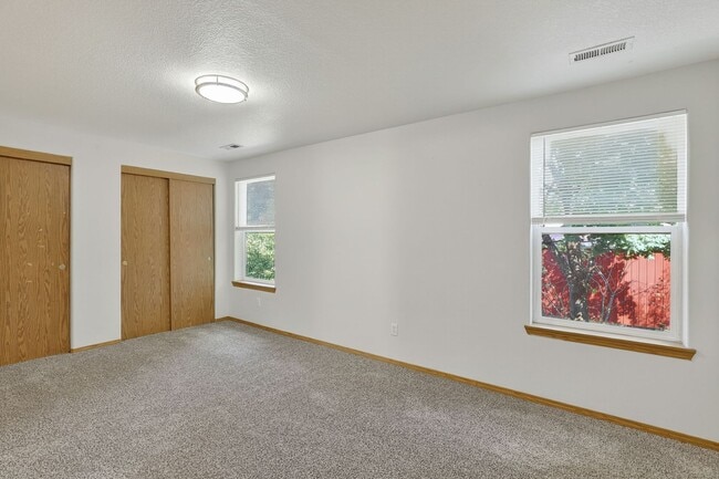 Building Photo - Great 2 story Townhome with Garage!