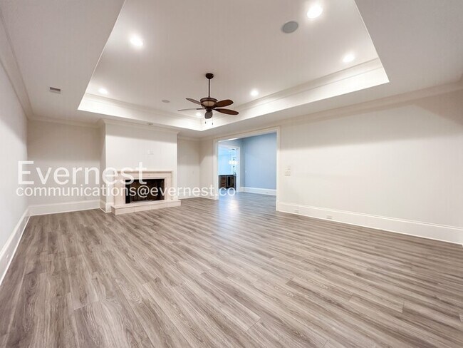 Building Photo - Spacious 7 Bed/8 Bath Home with Garage / Pet-Friendly / Available Now!