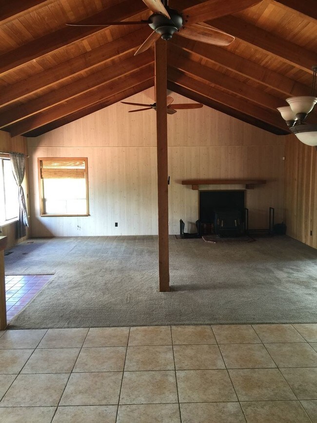 Building Photo - 817 E Jewett Blvd