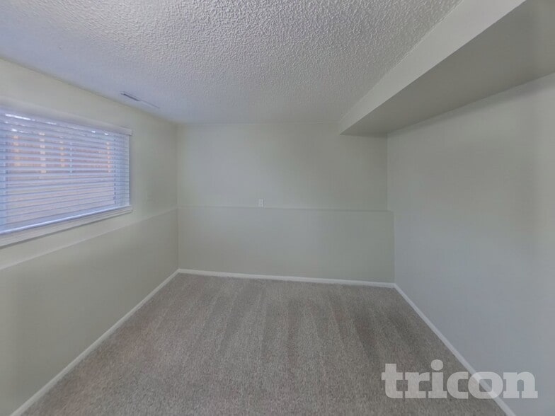 Building Photo - 4985 Montebello Dr