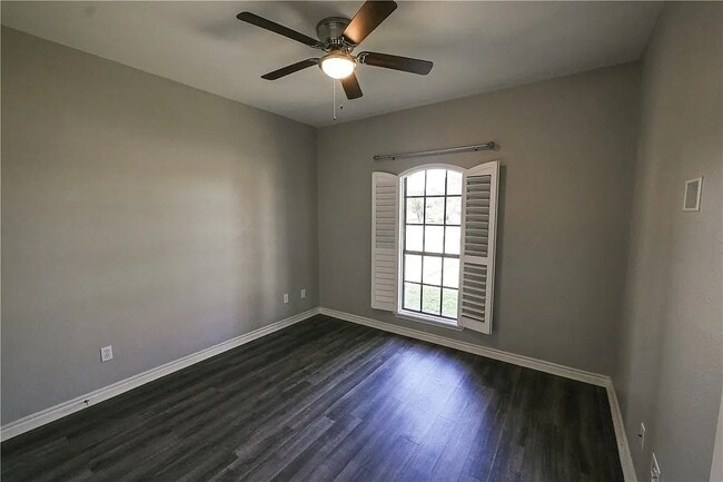 Building Photo - 100 Lone Oak St