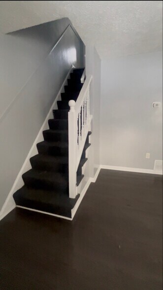 Building Photo - 821 Lannerton Rd