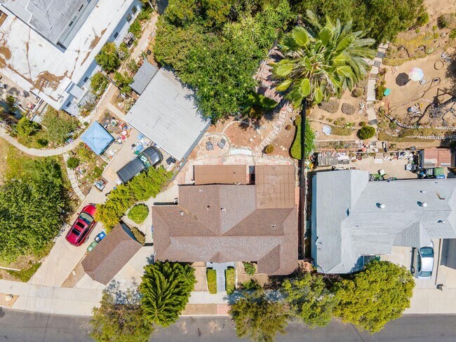 Building Photo - 4978 N Maywood Ave