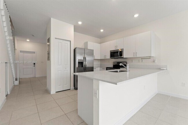 Building Photo - $2550 2634 SE 29 St