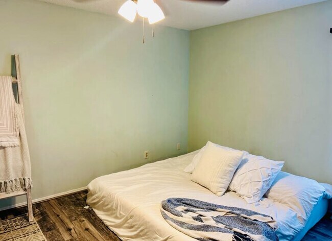 Building Photo - 7812 Oak Forest Dr