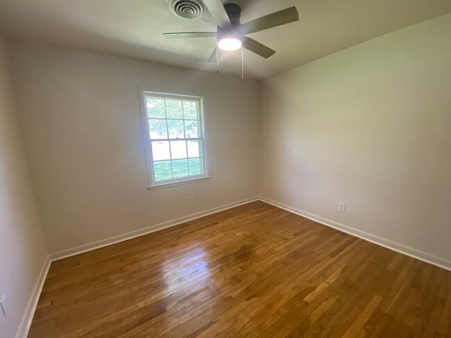 Building Photo - 3bed/2bath home on a HUGE FENCED LOT!!!!!!!!