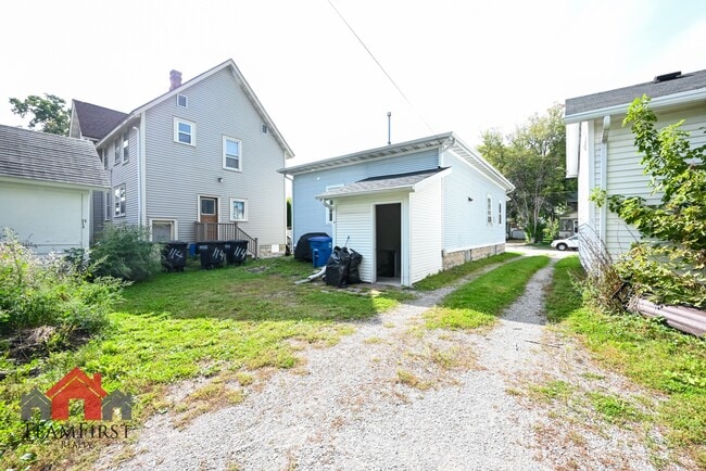 Building Photo - 608 Central St