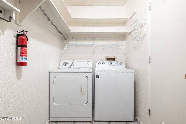 Building Photo - 964 W Hackamore St