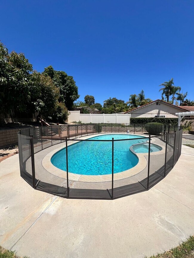 Building Photo - Santa Paula - Spacious pool home in wonder...