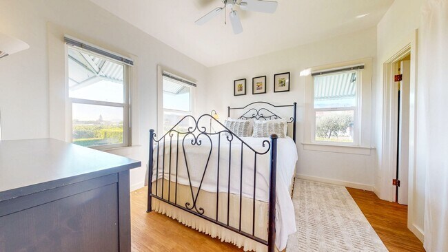 Building Photo - Charming 2 bedroom 1.5 bath plus office ho...