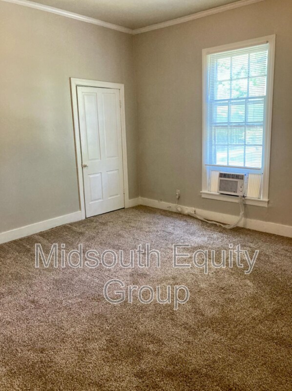 Building Photo - 420 N McLemore Ave