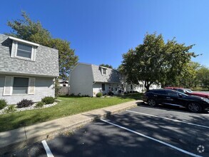 Building Photo - Available Now! 2 bed 1.5 Bath Townhome in ...