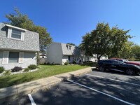 Building Photo - Available Now! 2 bed 1.5 Bath Townhome in ...