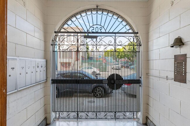 Building Photo - 905 Capp St