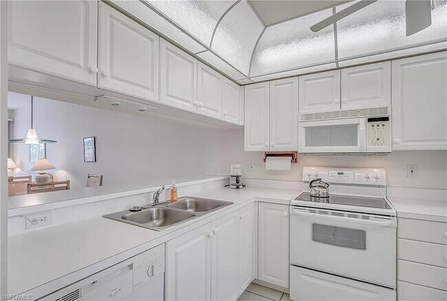 Building Photo - 14801 Park Lake Dr
