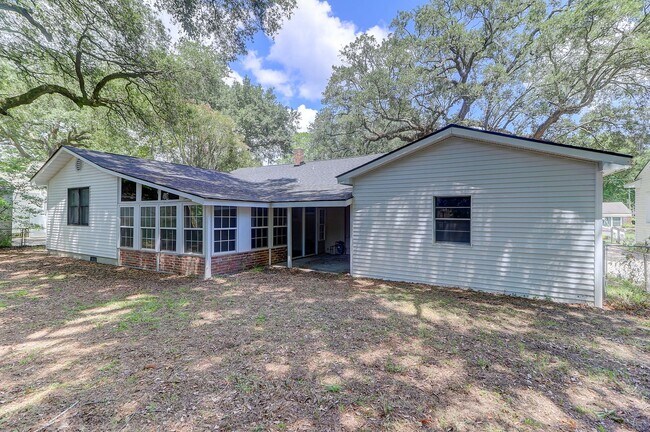 Building Photo - Renovated Brick Ranch!