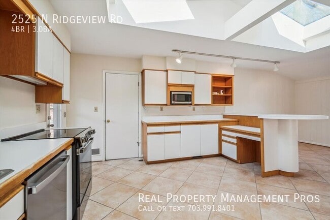 Building Photo - 2525 N Ridgeview Rd