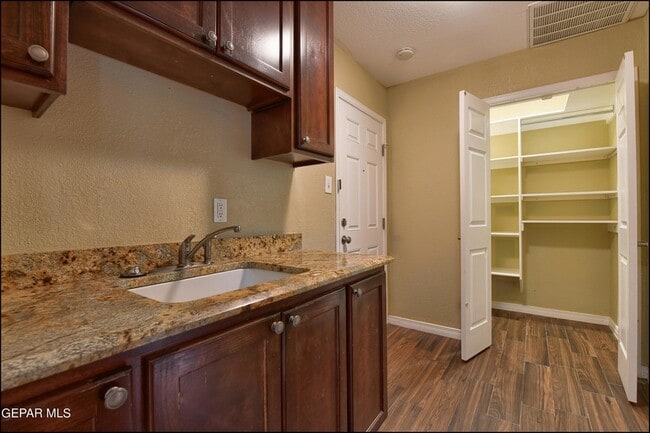 Building Photo - 424 Stonebluff Rd