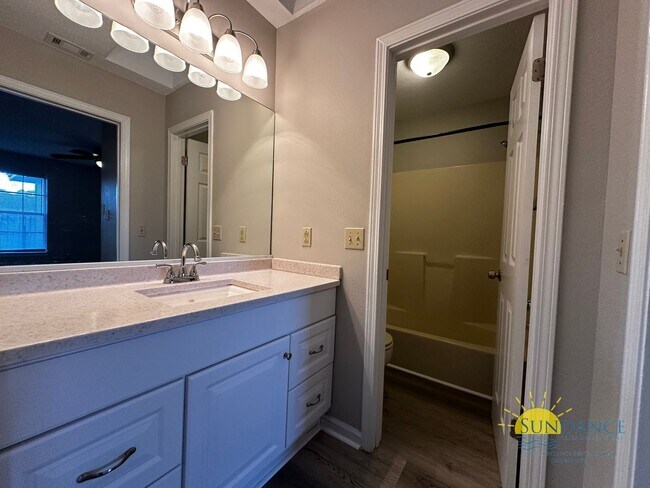 Building Photo - Magnificent 2 Bedroom Townhouse in Fort Wa...