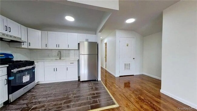 Building Photo - 24-07 Brookhaven Ave