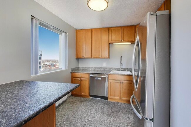 Building Photo - 1212 N La Salle Dr