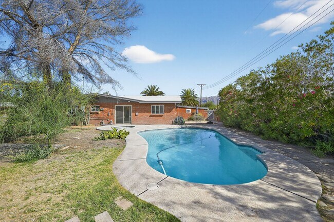 Building Photo - 2272 E Blacklidge Dr