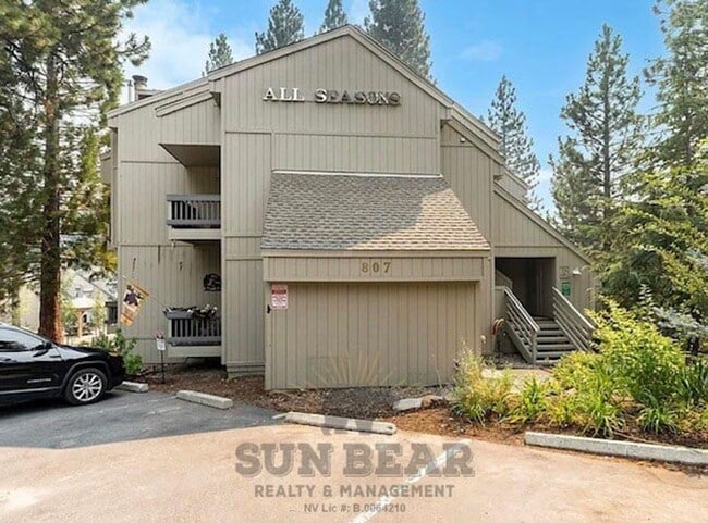 Building Photo - Adorable 2 Bedroom - Central Incline! 1 Do...